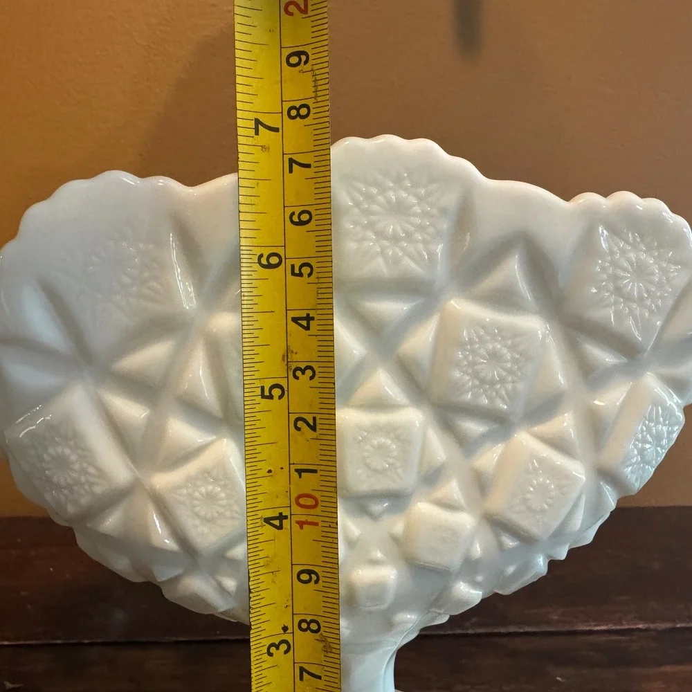 Westmoreland Vintage‎ Milk Glass Flat Fan-Shaped Pedestal Vase